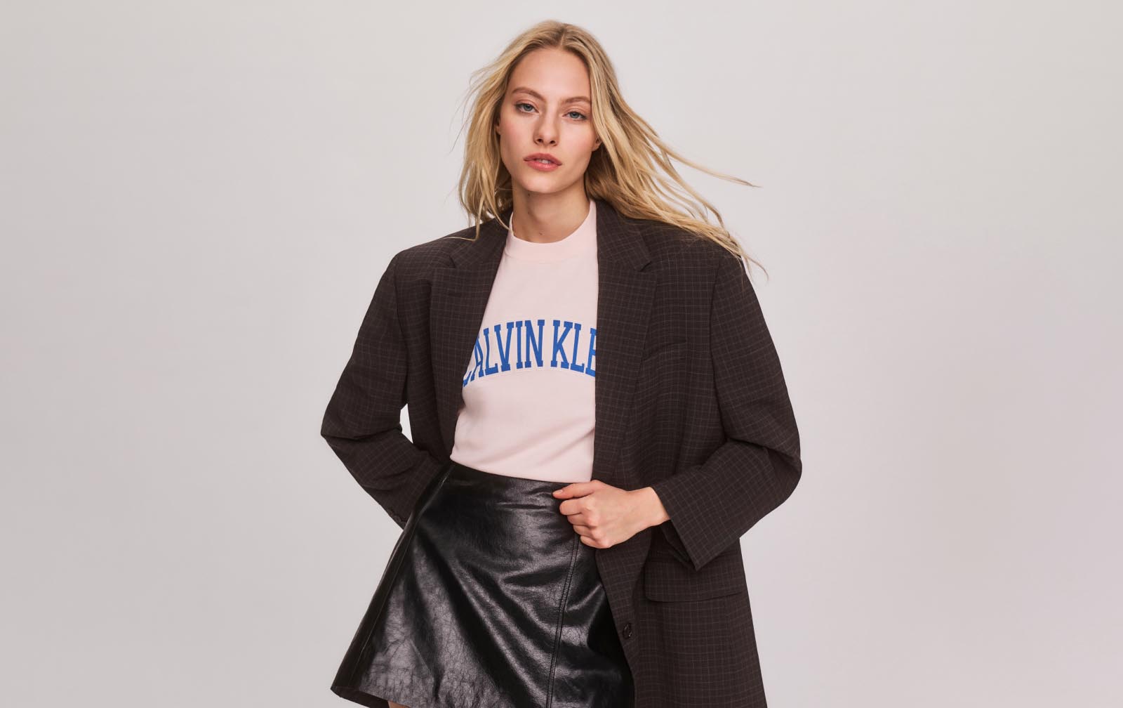 Mannequins portant des vêtements arborant le nouveau logo Calvin Klein
