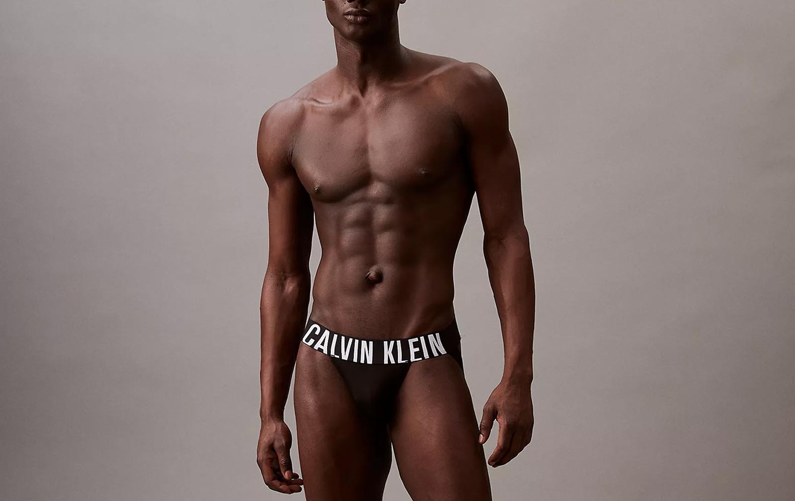 Le mannequin pose avec une sangle de sportif Calvin Klein.