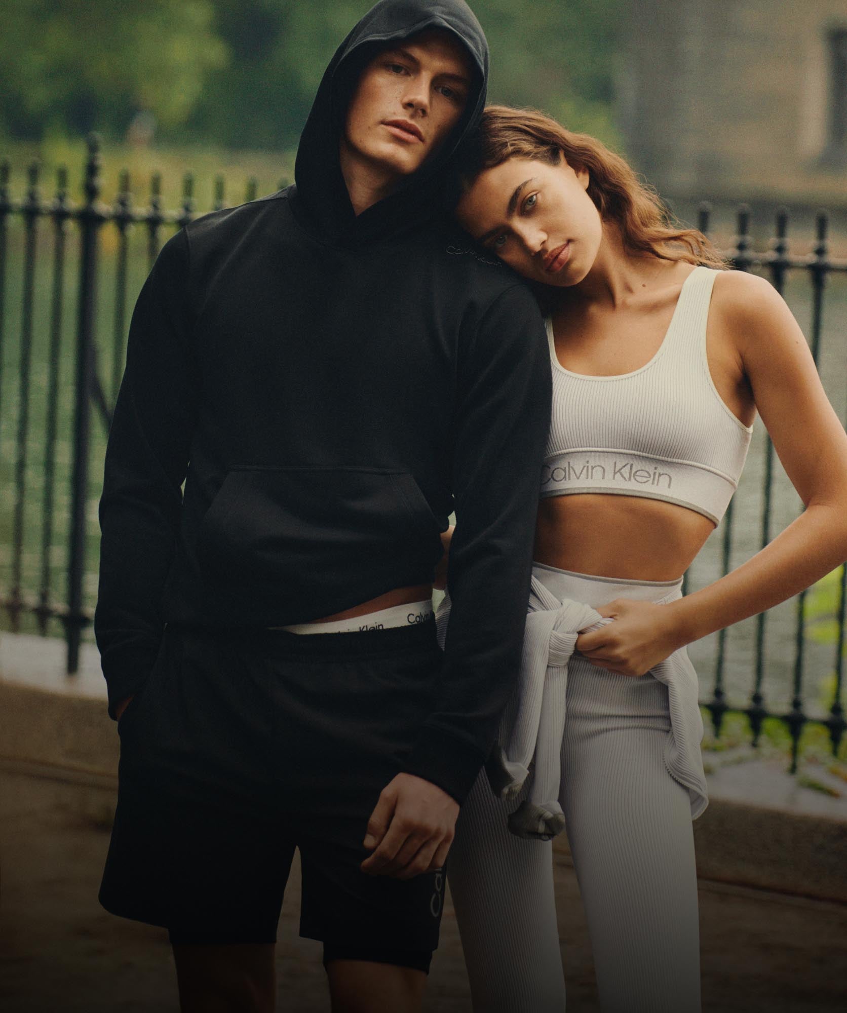 Des mannequins posant en ville portant des vêtements de sport Calvin Klein