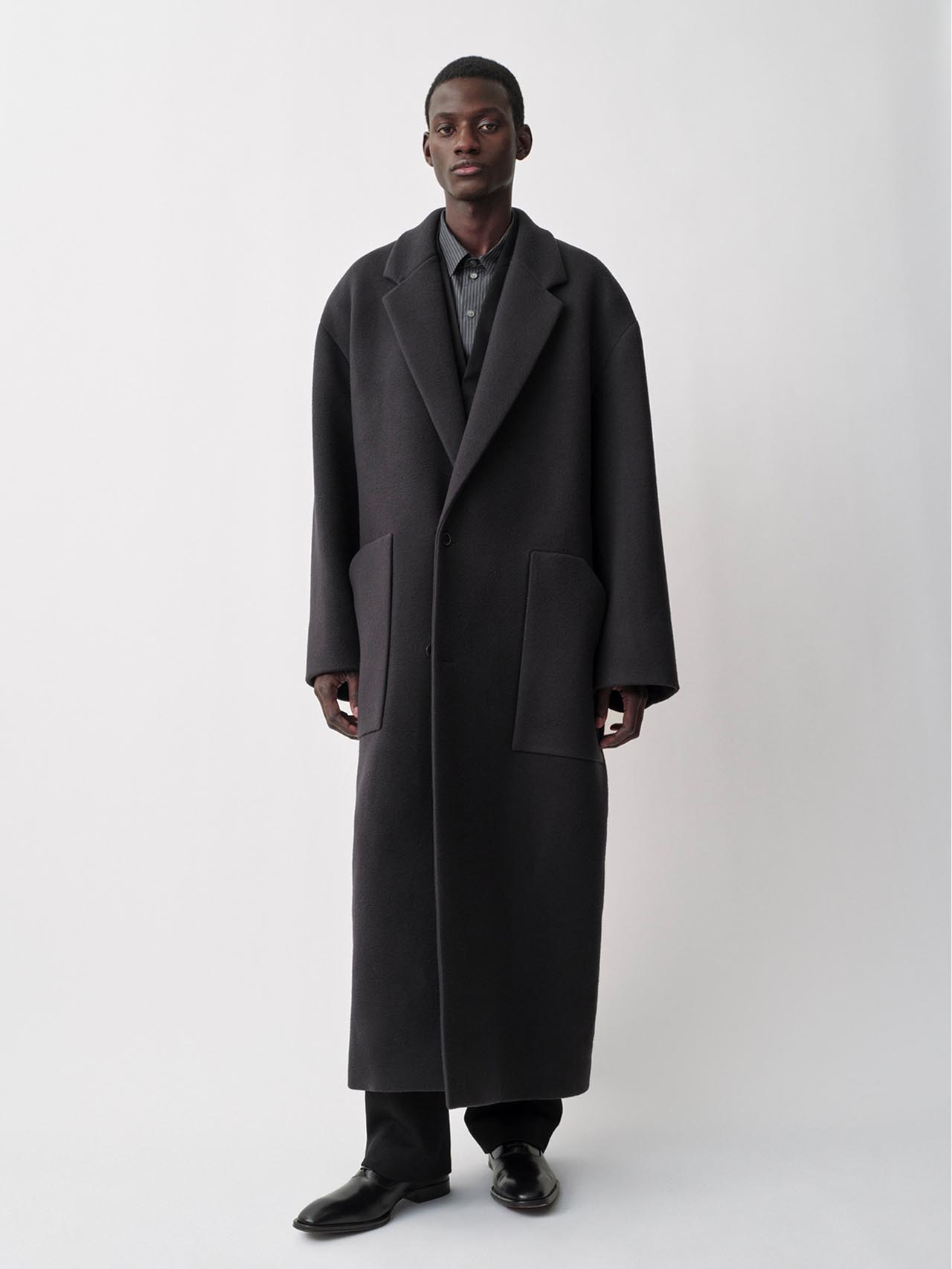 The debut Fall 2025 runway collection by Veronica Leoni is now available.